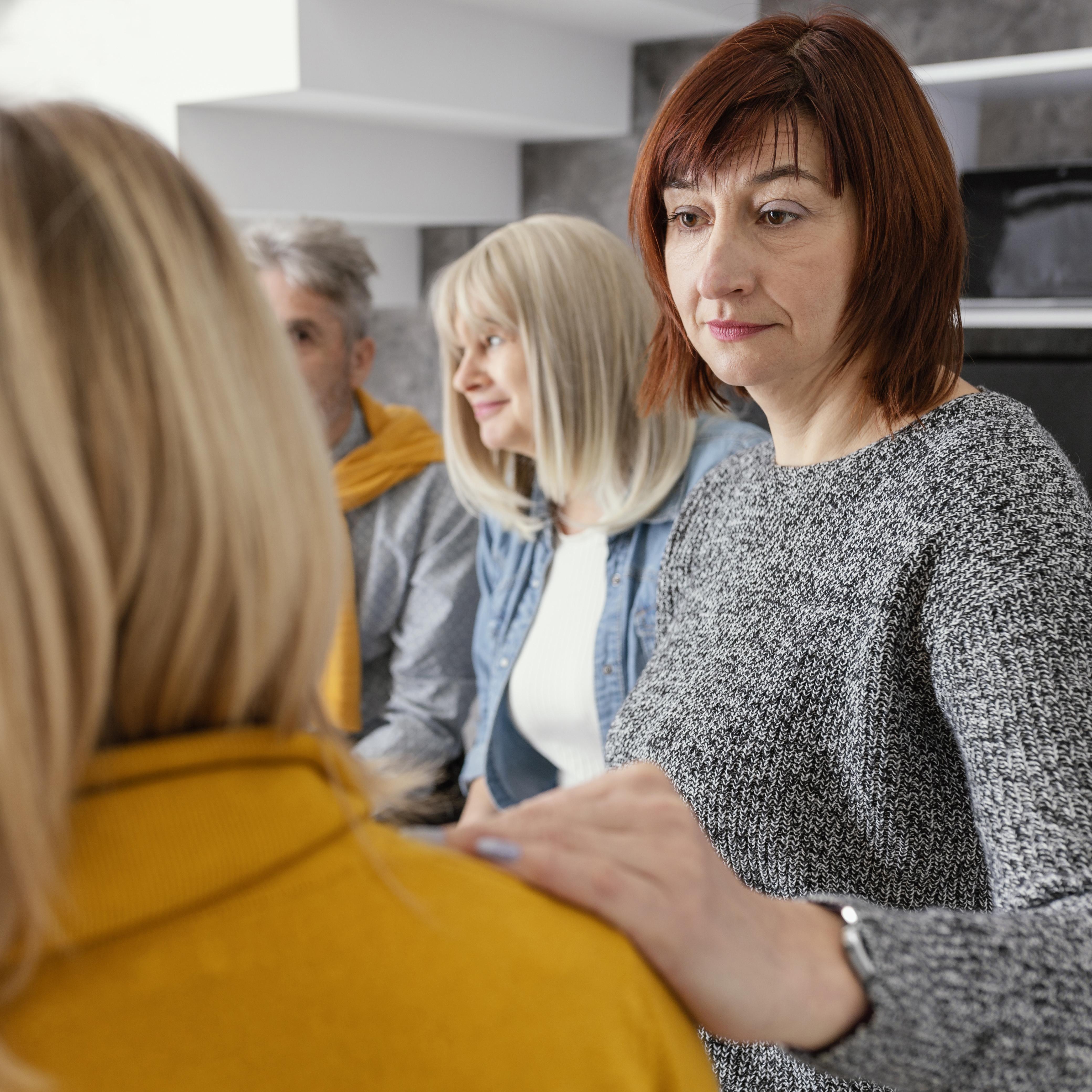 grup-therapy-comforting-woman.jpg